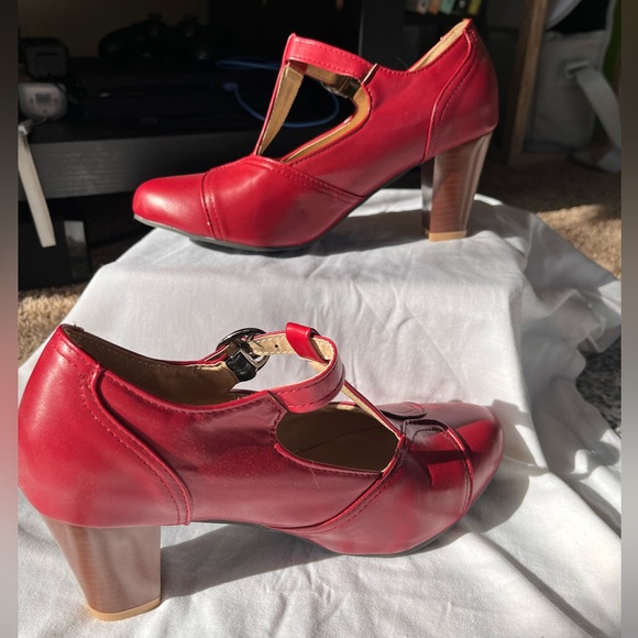 Red Close Toed High Heels 👠 - Picture 3 of 5
